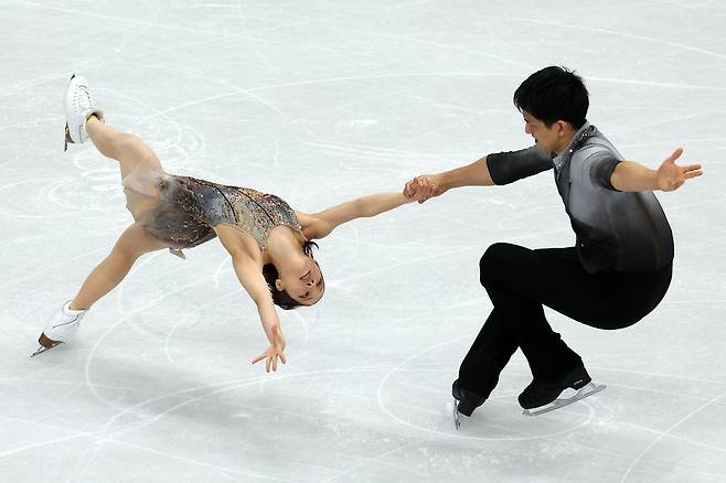피겨스케이팅 페어에 출전한 일본의 미우라 리쿠-키하라 류이치 조가 연기를 펼치고 있다. [EPA=연합뉴스]