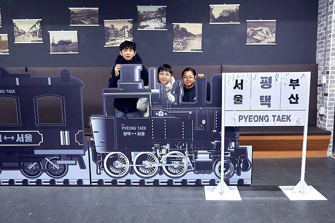 60~80년대 교실을 모습을 재현한 상설전 '웃다리문화촌 옛교실'에서는 금각국민학교 시절을 엿볼 수 있다.