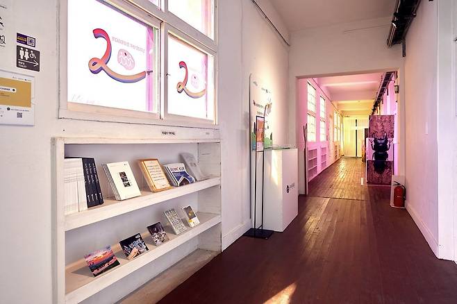 과거 아이들이 뛰어놀던 학교 복도는 여러 전시장을 연결하는 통로이자, 전시 콘텐트의 일부로 재탄생했다.