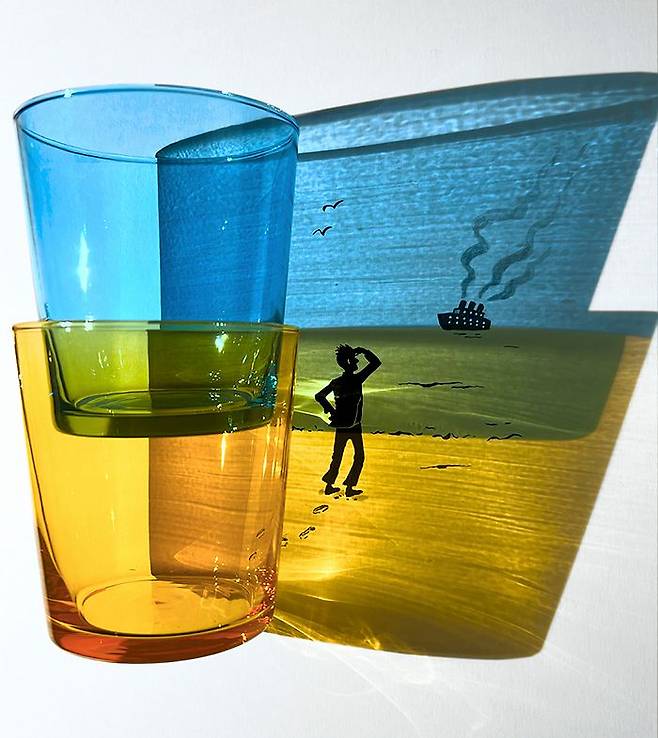 색이 있는 컵을 이용해 바다 풍경을 완성한 빈센트 발의 ‘긍정적으로 세상을 ’바다‘ 보세요’.