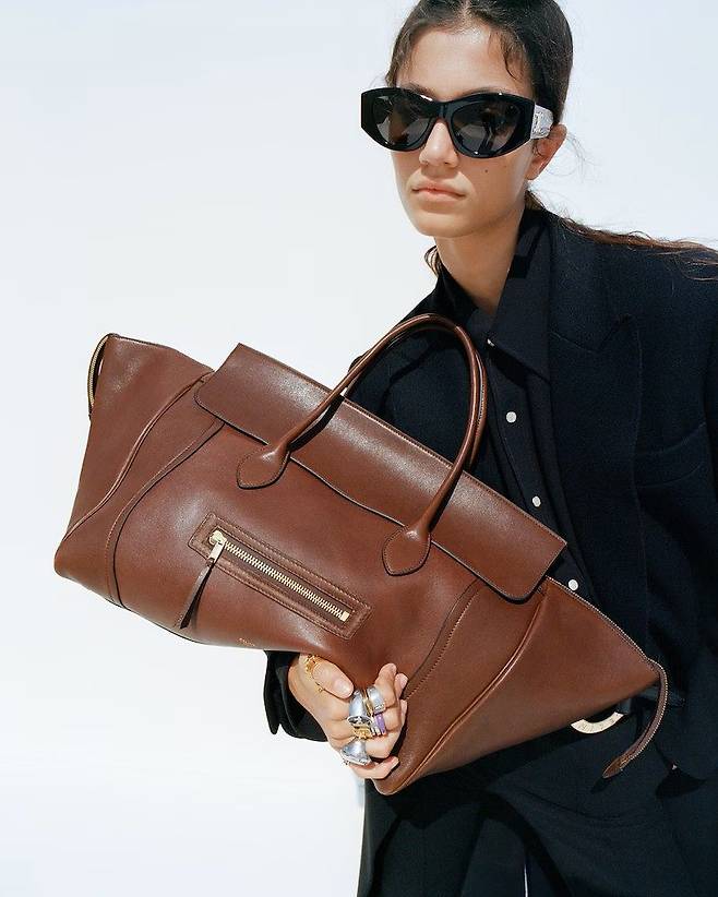 가로가 길고 세로가 납작한 이스트 웨스트 실루엣의 백이 올봄 가방 트렌드로 찾아왔다. 사진은 셀린느가 올봄 선보인 뉴 러기지 백이다. 사진 셀린느