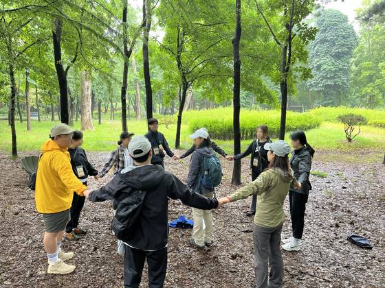 지난 4월 서울시 1인가구지원센터에서 마련한 '집콕말고 숲콕' 프로그램에 참여한 시민들이 포즈를 취하고 있다. [사진 서울시 1인가구지원센터]