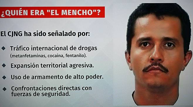 할리스코 신세대 카르텔(CJNG) 수장 네메시오 오세게라 세르반테스(일명 엘 멘초)를 설명하는 멕시코 TV. AFP=연합뉴스