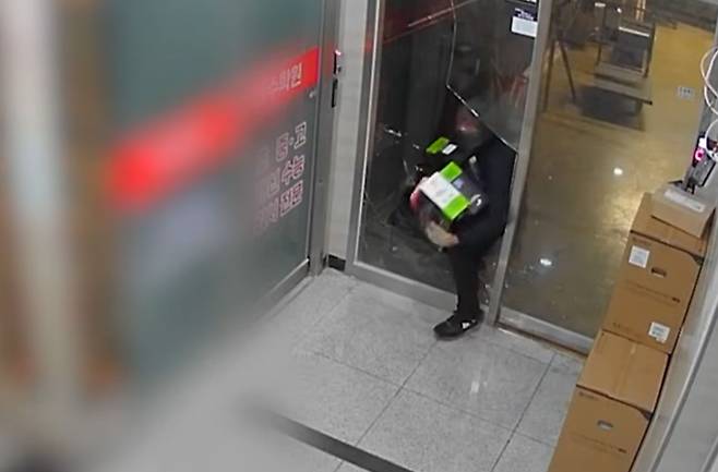 지난 22일 오전 5시 56분쯤 경기 평택시 청북읍의 컴퓨터 부품 판매점에 침입해 모두 합쳐 2000여만원 상당의 그래픽처리장치(GPU) 3박스를 훔쳐 달아나고 있는 40대 남성. 사진 유튜브 캡처