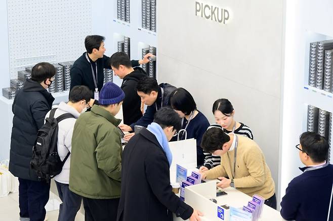 지난해 2월4일 서울 삼성 강남에서 갤럭시S25 시리즈 사전 예약자들이 매장 내 픽업존에서 개통 안내를 받고 있다. 사진=삼성전자