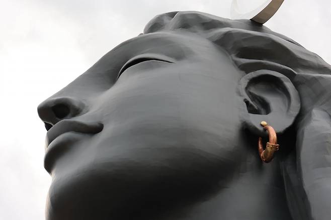 아디요기 (Adiyogi): 최초의 요기(요가의 근원적 스승)로, 요가 과학을 인류에 전한 시바를 지칭함.