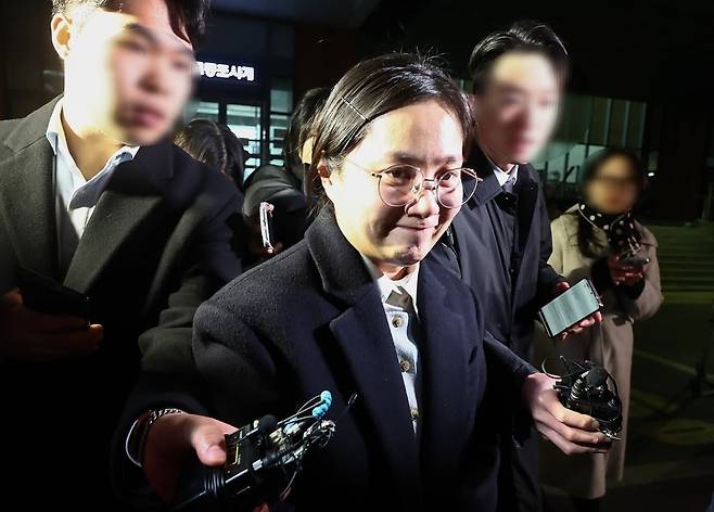 전직 매니저들에게 갑질을 했다는 등의 의혹에 휩싸인 개그우먼 박나래가 20일 밤 서울 강남경찰서에서 피고발인 조사를 마치고 나오고 있다. 사진=뉴스1