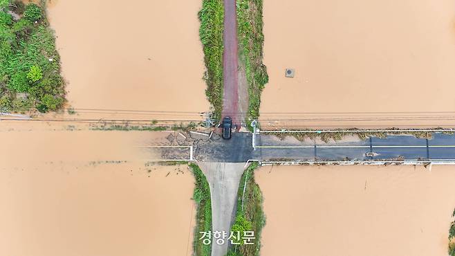 이틀 사이 520mm에 가까운 많은 비가 쏟아진 충남 서산시 석림동 청지천 일대에서 차량들이 침수된 도로와 논 사이에 갇혀 있다. 기상청은 서산 등 충남권에 내린 비의 양이 ‘200년에 한 번 내릴 수준’이라고 밝혔다. 또한 이날 오전 1시 46분부터 1시간 동안 서산에 114.9㎜의 비가 쏟아진 것은 ‘100년 만에 한 번 나타날 수준’의 강도라고 설명했다. 2025.7.17 서산|성동훈 기자