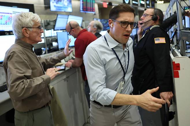 미국 뉴욕에서 지난 20일(현지시간) 오후 거래 시간 동안 뉴욕증권거래소(NYSE)에서 트레이더들이 업무를 보고 있다. AFP연합뉴스