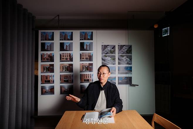 23일 서울 용산구 한남동 사무실에서 김이홍 교수가 폐기물이 처리되는 공간을 도시와 공존시키는 것에 대한 책 <폐기의 공간사>에 대해 말하고 있다. 2026.1.23 이준헌 기자
