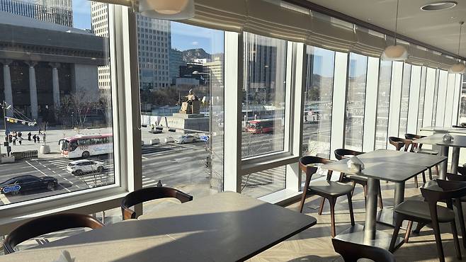 A view of Gwanghwamun Square from Doughroom restaurant, located on the second floor of KT Gwanghwamun Building [WOO JI-WON]