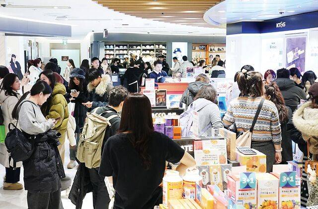 지난 6일 오후 서울시 중구에 위치한 롯데면세점 명동본점에 MSC 벨리시마호 크루즈 단체가 방문한 모습. 롯데백화점 제공