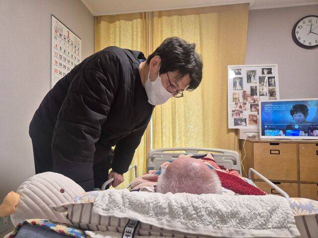 양형국 인천평화의료복지사회적협동조합 재택의료센터장이 지난 4일 인천 부평구에 거주하는 80대 환자의 집에 방문해 진료를 하고 있다.
