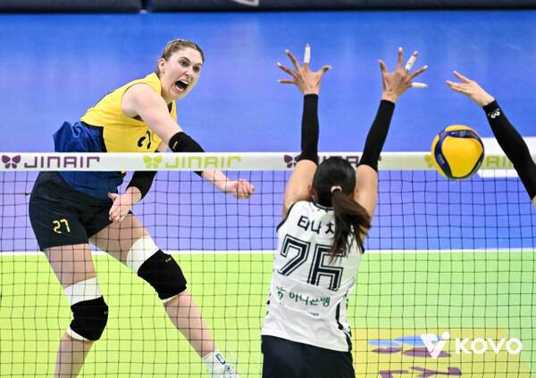 수원 현대건설의 카리(왼쪽)가 지난 13일 김천 한국도로공사전서 스파이크를 시도하고 있다. KOVO 제공