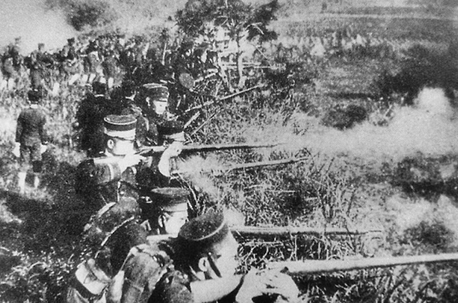 1894년 청일전쟁 당시 일본 보병들이 사격을 하는 모습.  <위키피디아>