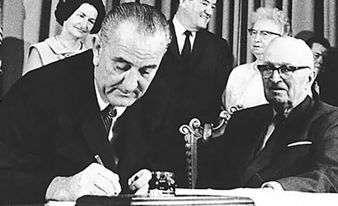 린든 존슨 전 미국 대통령이 서명하는 모습.