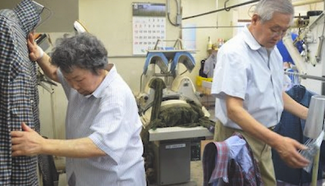 미국에 건너와 세탁소로 삶을 꾸려간 한인 1세대.