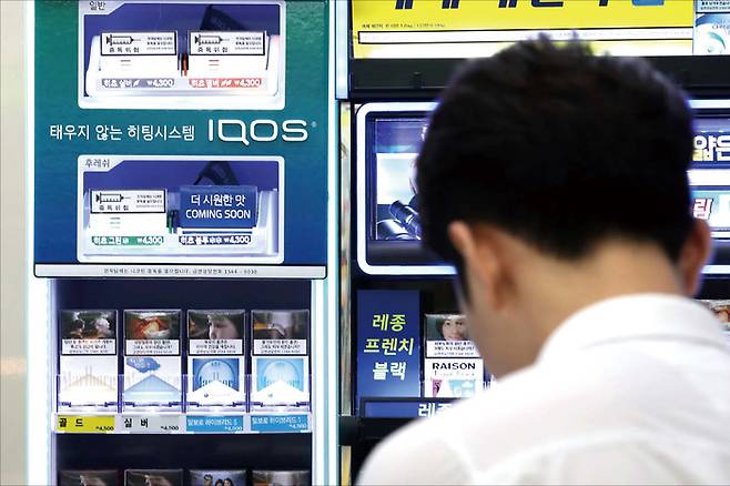 편의점에서 흡연자가 궐련형 전자담배에 쓰는 전용 연초를 고르고 있다. (한주형 기자)