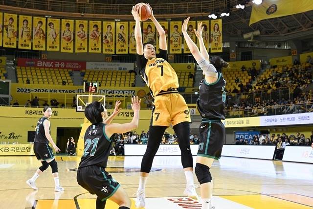 23일 하나은행전에서 더블더블을 올린 박지수. 사진=WKBL 제공