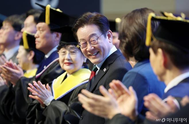 [대전=뉴시스] 최동준 기자 = 이재명 대통령이 20일 대전 유성구 카이스트(KAIST)에서 열린 학위수여식에 참석해 있다. (청와대통신사진기자단) 2026.02.20. photocdj@newsis.com /사진=