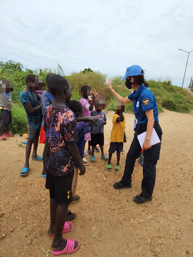 남수단 아이들과 인사를 나누는 정수온 계장의 모습. 정 계장은 2021년 UN PKO 차원에서 남수단으로 파견됐다./사진제공=정수온 동남아공조계장.