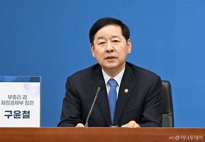 [서울=뉴시스] 구윤철 부총리 겸 재정경제부 장관이 13일 서울 종로구 정부서울청사에서 열린 '부총리-재정경제금융관 혁신사례 토론회'에서 발언하고 있다. (사진=재정경제부 제공) 2026.02.13. photo@newsis.com *재판매 및 DB 금지 /사진=류현주