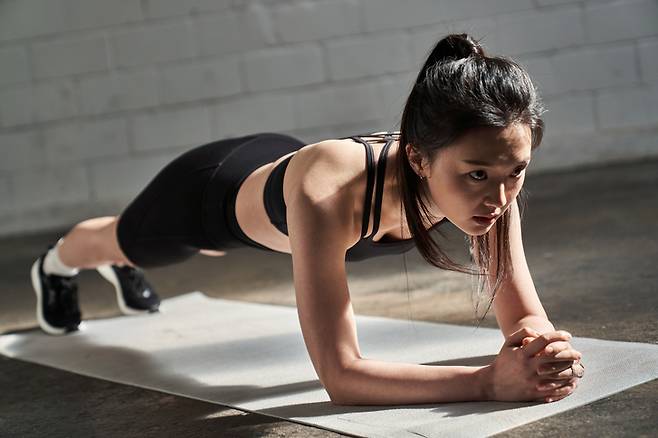 플랭크 동작을 1분 이상 취하지 못한다면 코어근육이 약하다는 신호다.