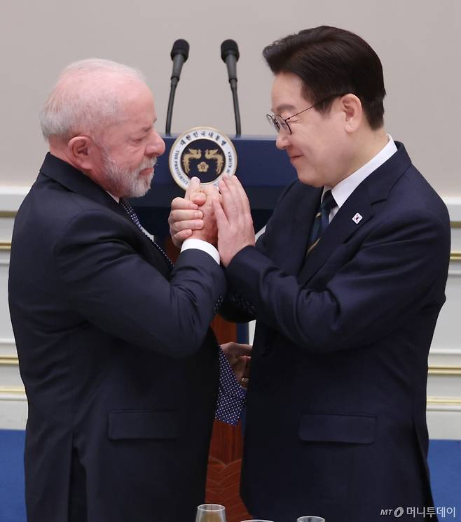 (서울=뉴스1) 이재명 기자 = 이재명 대통령과 루이스 이나시우 룰라 다시우바 브라질 대통령이 23일 청와대에서 열린 국빈 방한 환영 만찬에서 손을 맞잡고 있다. (청와대통신사진기자단) 2026.2.23/뉴스1  Copyright (C) 뉴스1. All rights reserved. 무단 전재 및 재배포,  AI학습 이용 금지. /사진=(서울=뉴스1) 이재명 기자