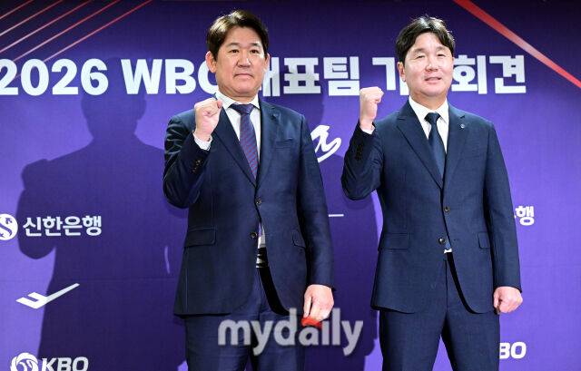 6일 오전 서울 중구 프레스센터에서 진행된 '2026 WBC 대표팀 기자회견'에서 류지현 감독과 조계현 전력강화위원장(왼쪽)이 포즈를 취하고 있다./마이데일리
