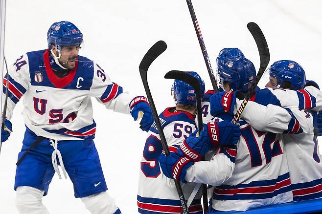 미국의 선제골을 넣은 선수를 동료들이 축하해주는 모습. [게티이미지]