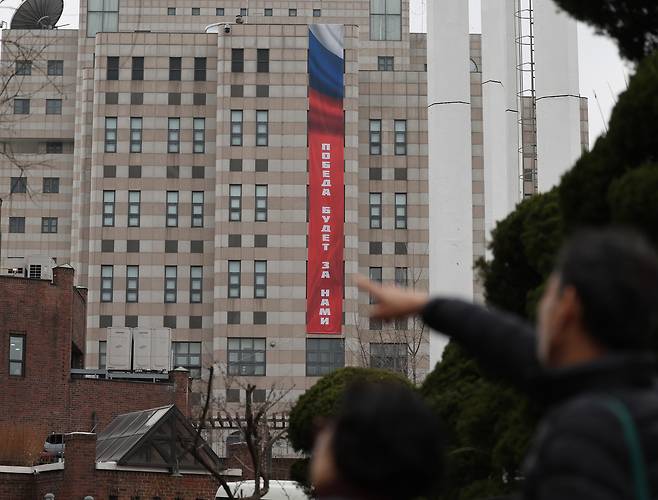 22일 서울 중구 주한러시아대사관 건물 외벽에 ‘승리는 우리의 것이다’라고 적힌 현수막이 걸려있다.[연합]