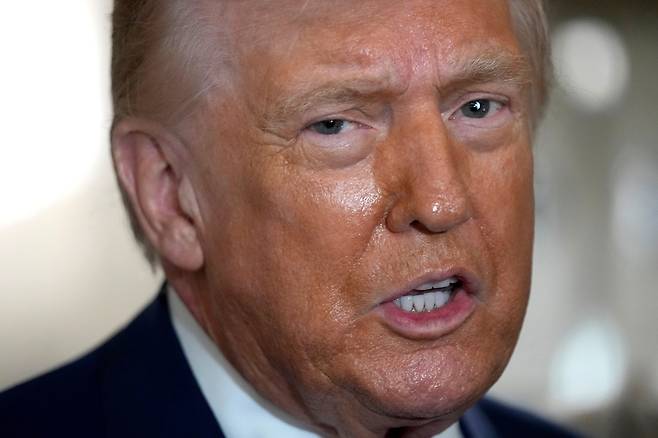 도널드 트럼프 미국 대통령이 19일(현지시간) 조지아주로 향하는 대통령전용기(에어포스원)에서 취재진과 대화하고 있다. [AP]