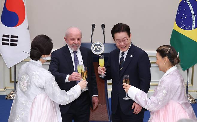 이재명 대통령 부부와 루이스 이나시우 룰라 다시우바 브라질 대통령 부부가 23일 청와대에서 열린 국빈 방한 환영 만찬에서 건배하고 있다. [연합]