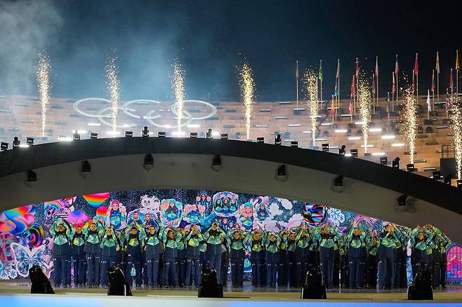 [베로나= AP/뉴시스] 2월 22일 베로나에서 열린 밀라노 코르티나 동계올림픽 폐막식에서 자원봉사단 대표들이 폐막공연 무대에 올라와 있다. 이번 행사에는 1956년부터 자원봉사에 나섰던 마리오 가르지울로(89)가 선두에 나섰다. 2026. 02. 23.