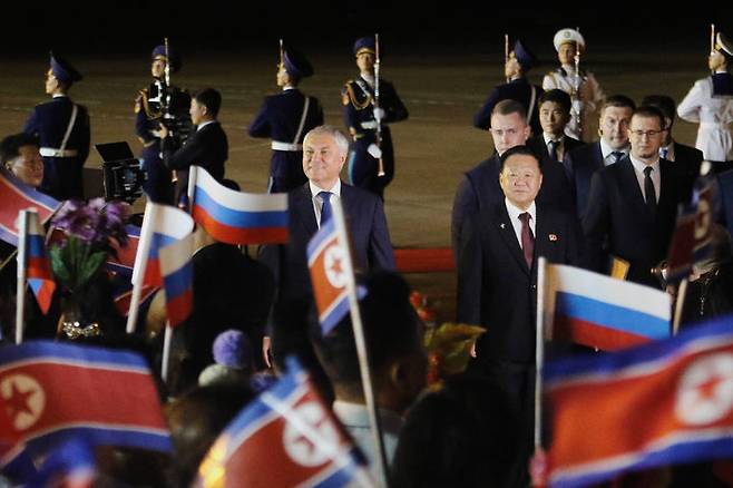 [평양=AP/뉴시스] 뱌체슬라프 볼로딘(왼쪽) 러시아 하원(국가두마) 의장이 지난해 8월 14일 북한 해방의 날 80주년을 앞두고 평양 국제공항에 도착해 최룡해 조선 최고인민회의 상임위원회 위원장과 함께 이동하고 있다. 2026.02.23.