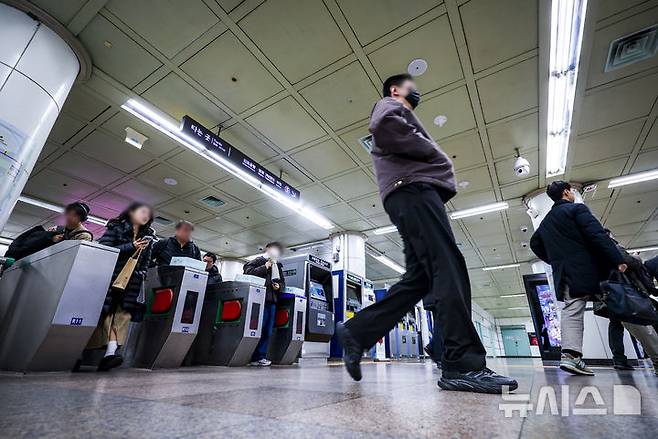 [서울=뉴시스] 정병혁 기자 = 설 연휴가 지난 19일 서울 종로구 광화문역에서 시민들이 이동하고 있다. 2026.02.19. jhope@newsis.com