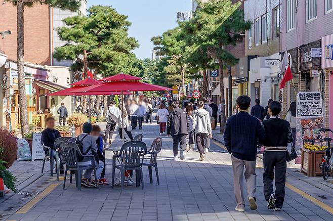 [수원=뉴시스] 2023년 10월 경기 수원시 팔달구 행궁동 일대에서 '생태교통 수원 뉴페스타' 행사가 진행되는 가운데 차량 통제로 보행자 중심 거리가 조성돼 시민들이 여유롭게 거리를 걸으며 행사를 즐기고 있다.. (사진=수원시 제공) 2026.02.23. photo@newsis.com *재판매 및 DB 금지