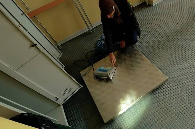 토리노 올림픽 당시 사용된 것으로 추정되는 체중계가 버려져 있다 ['깨진 창문 이론' 유튜브 캡처]