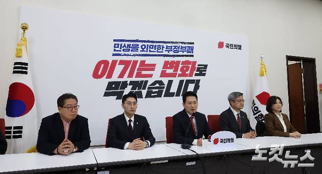 국민의힘 장동혁 대표가 12일 이재명 대통령, 더불어민주당 정청래 대표와의 청와대 오찬회동에 불참한다고 밝힌 후 원내대표실에서 기자회견을 갖고 있다. 황진환 기자