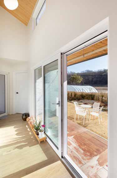 현관에서 1층 서재까지 이어진 복도. 이 복도를 통해 거실에서 서재, 침실까지 1층의 모든 공간이 연결된다.