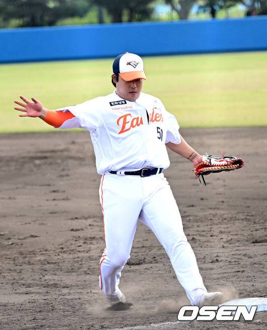 [OSEN=오키나와(일본), 최규한 기자] 2026 WBC(월드베이스볼클래식)를 준비하는 대한민국 야구 대표팀이 21일 오후 일본 오키나와 고친다 구장에서 프로야구 한화 이글스와 연습경기를 펼쳤다. 야구 대표팀은 오키나와에서 국내 팀들과 6차례 연습경기를 치르며 전력을 끌어올릴 예정이다.4회초 1사 주자없는 상황 대표팀 문보경의 땅볼 타구를 한화 1루수 강백호가 처리하고 있다. 2026.02.21 / dreamer@osen.co.kr