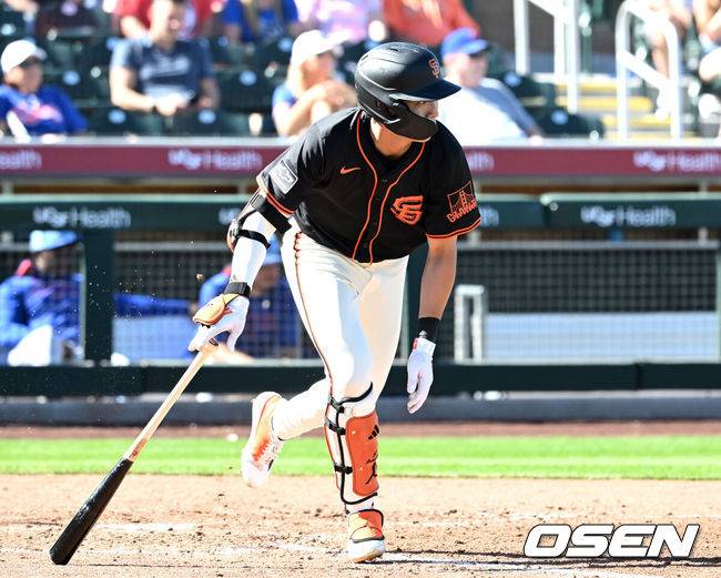 [OSEN=애리조나(미국), 이대선 기자] 27일(한국시간) 미국 애리조나주 스코츠데일 스타디움에서 2025 메이저리그 시범경기 샌프란시스코 자이언츠와 시카고 컵스의 경기가 열렸다.8개월 가량 재활을 마친 샌프란시스코 자이언츠 이정후는 이제 메이저리그 데뷔 2년차 시즌을 준비한다. 4회말 2사 1루에서 샌프란시스코 자이언츠 이정후가 땅볼로 물러나고 있다. 2025.02.27 / sunday@osen.co.kr