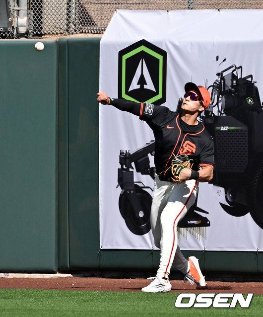 [OSEN=애리조나(미국), 이대선 기자] 25일(한국시간) 미국 애리조나주 스코츠데일 스타디움에서 2025 메이저리그 시범경기 샌프란시스코 자이언츠와 콜로라도 로키스의 경기가 열렸다.8개월 가량 재활을 마친 샌프란시스코 자이언츠 이정후는 이제 메이저리그 데뷔 2년차 시즌을 준비한다. 3회초 1사에서 샌프란시스코 자이언츠 이정후가 콜로라도 로키스 잭 빈의 타구를 잡아 송구하고 있다. 2025.02.25 / sunday@osen.co.kr