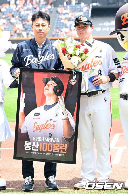 한화 손혁 단장과 노시환 /OSEN DB