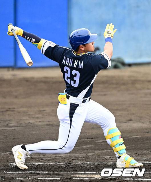 [OSEN=오키나와(일본), 최규한 기자] 2026 WBC(월드베이스볼클래식)를 준비하는 대한민국 야구 대표팀이 20일 오후 일본 오키나와 온나손 아카마 구장에서 프로야구 삼성 라이온즈와 연습경기를 펼쳤다. 야구 대표팀은 오키나와에서 국내 팀들과 6차례 연습경기를 치르며 전력을 끌어올릴 예정이다.1회초 1사 주자없는 상황 대표팀 안현민이 선제 솔로포를 날리고 있다. 2026.02.20 / dreamer@osen.co.kr