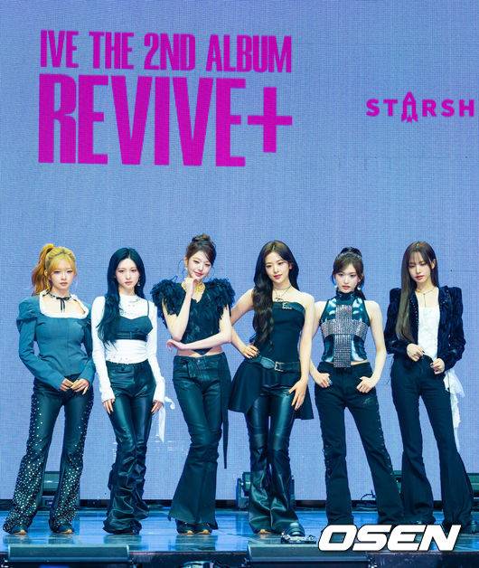 [OSEN=민경훈 기자] 23일 오후 서울 자양동 예스24 라이브홀에서 그룹 아이브 정규 2집 'REVIVE+' 발매 기념 미디어 쇼케이스가 진행됐다.정규 2집 '리바이브 플러스'는 단순한 리셋이나 변화 선언이 아닌 재점화에 가까운 앨범이다. 그동안 '나'를 중심으로 '자기 확신'의 서사를 쌓아온 아이브는 이번 앨범에서 그 시선을 '우리'로 확장하며, 관계와 연결에 대한 이야기를 본격적으로 펼친다. 아이브와 대중이 만나 '우리'가 되는 구조로 서사를 넓히며, 현재의 자리에서 더 많은 방향으로 나아갈 수 있다는 자신감을 선명하게 드러낸다.그룹 아이브가 무대 위에서 포즈를 취하고 있다. 2026.02.23 / rumi@osen.co.kr