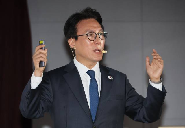 ▲김민석 국무총리가 21일 경북 포항시 포은흥해도서관에서 열린 더불어민주당 경북도당 초청 K-국정설명회에서 특별강연을 하고 있다. ⓒ연합뉴스