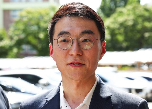 ▲거액의 가상자산(코인) 보유 사실을 숨기려 국회에 허위 재산 신고를 한 혐의로 기소됐다 1심에서 무죄를 선고받은 김남국 전 의원이 지난해 9월 서울 양천구 서울남부지방법원에서 열린 2심 선고를 마치고 취재진 질문에 답하고 있다. 이날 김 전 의원은 2심 무죄를 선고 받았다. ⓒ연합뉴스