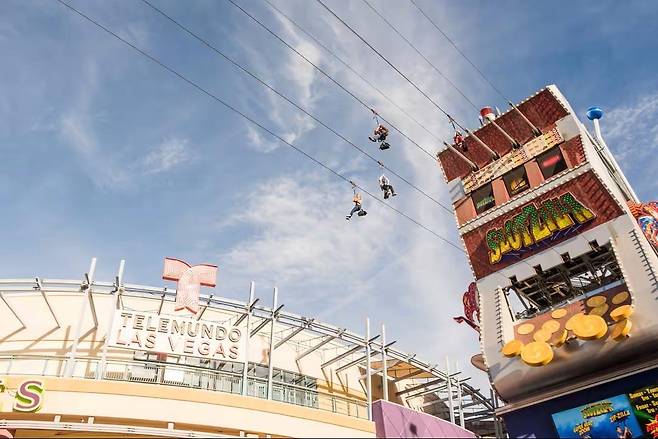 관광객들이 앉은 자세로 집라인을 즐기고 있다. 슬롯질라 홈페이지