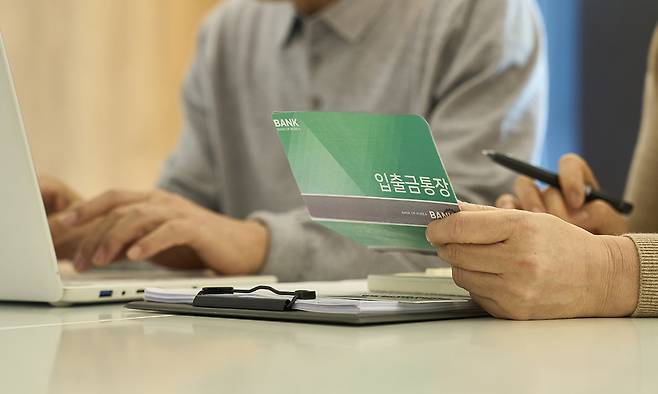 60대 근로자의 월 평균소득이 20대 근로자보다 높은 것으로 나타났다. 연합뉴스